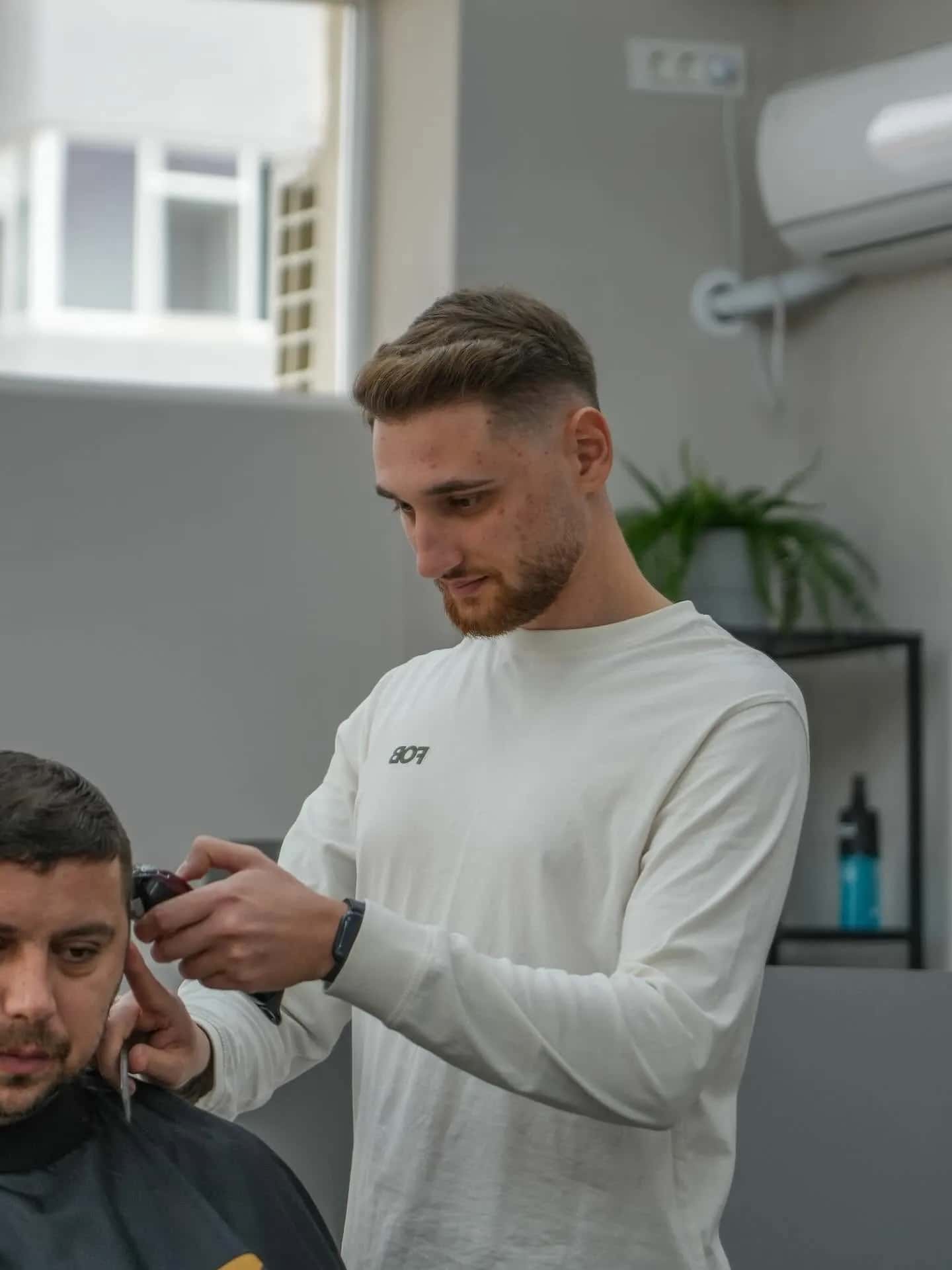 Finisarea conturului din jurul urechii cu trimmerul