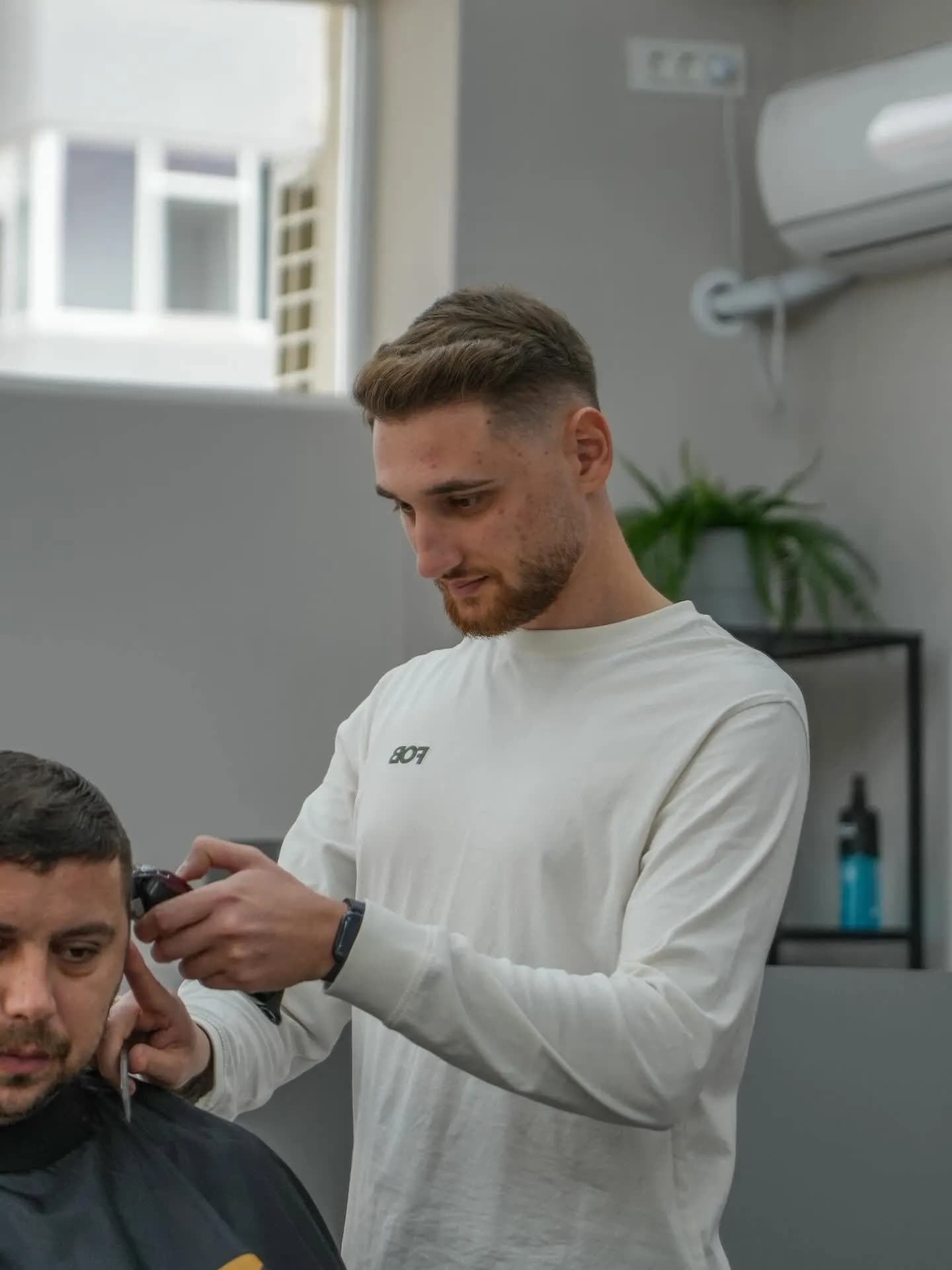 Finisarea conturului din jurul urechii cu trimmerul
